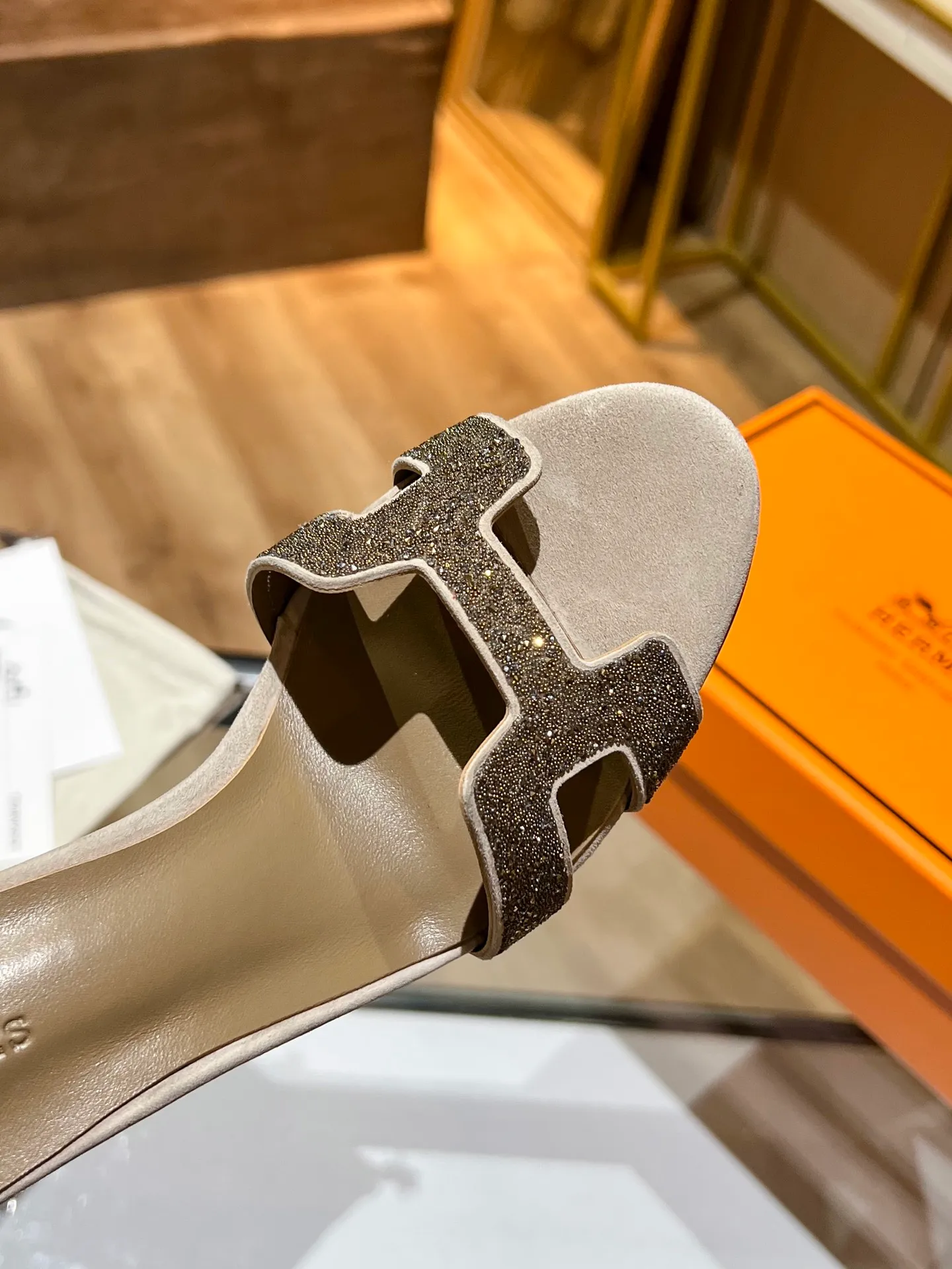 👟👟Ex-factory price 600👟👟 Hermès high-heeled sandals Hermès high-heeled shoes are the simplest, most durable and elegant I have ever seen! ! ! It can hold any style, and the height of 10.5cm is easy to control. Each color has its own unique style. You must buy this one, it is really easy to wear and look good! size: 35-40 (34.40.41 customization is non-returnable and non-exchangeable)